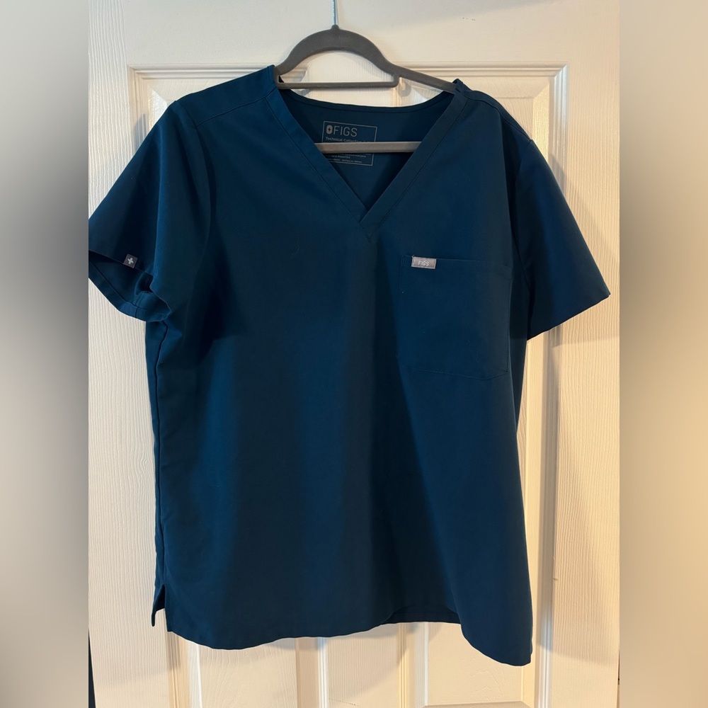 Figs deep reef scrub top